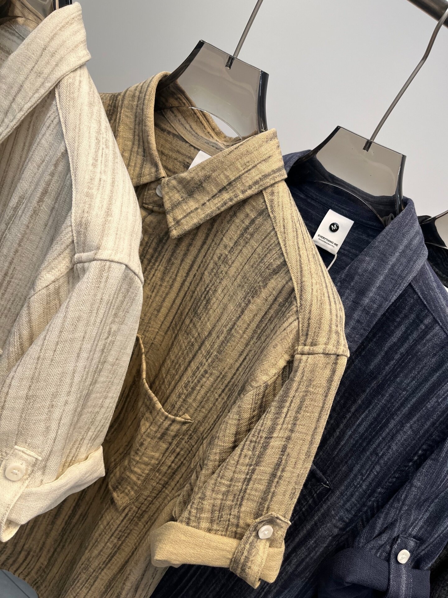 Camicia da uomo a maniche corte a righe, vestibilità casual.