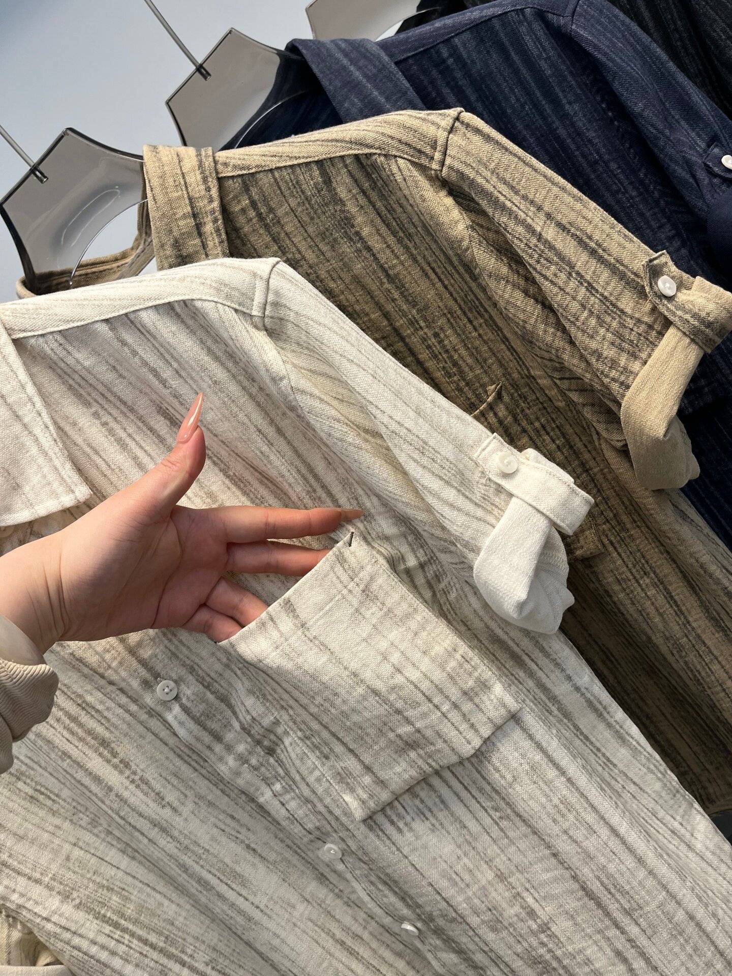 Camicia da uomo a maniche corte a righe, vestibilità casual.