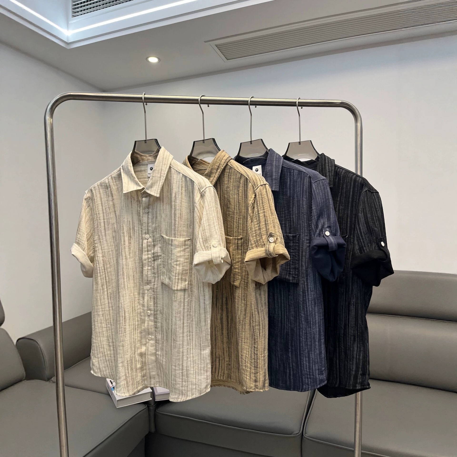 Camicia da uomo a maniche corte a righe, vestibilità casual.