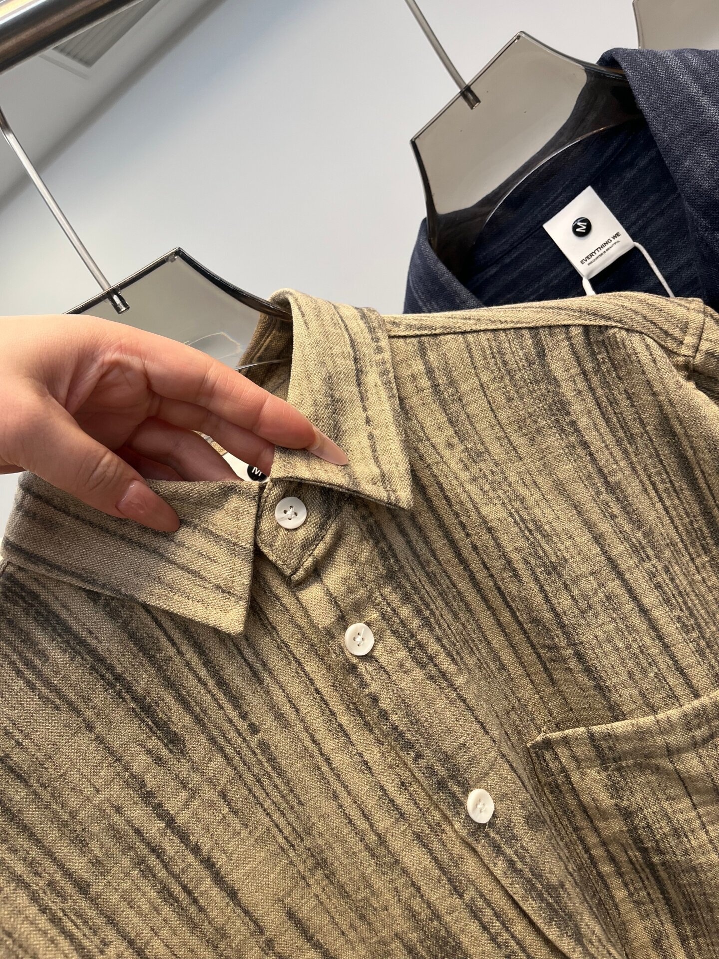 Camicia da uomo a maniche corte a righe, vestibilità casual.