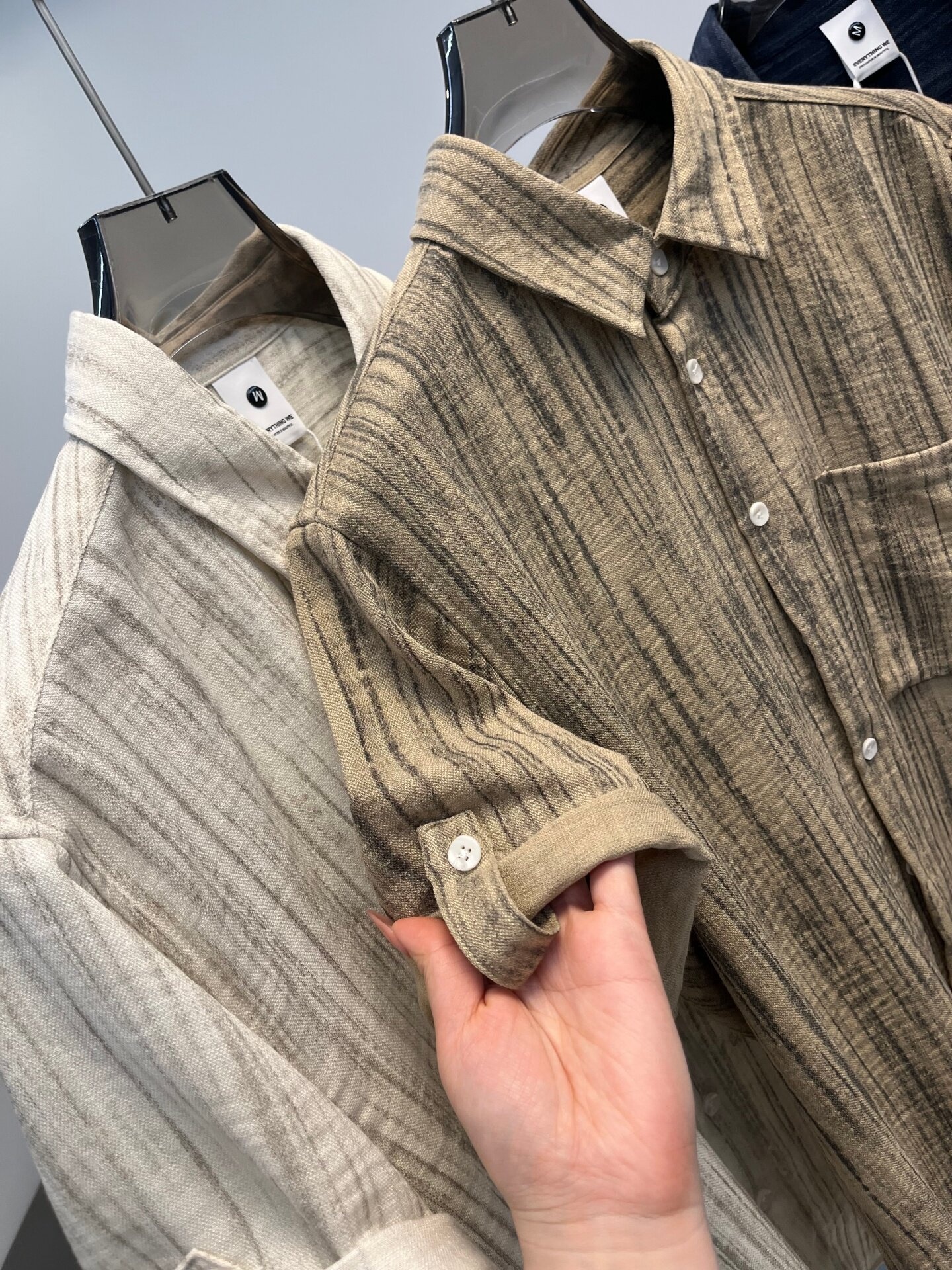 Camicia da uomo a maniche corte a righe, vestibilità casual.