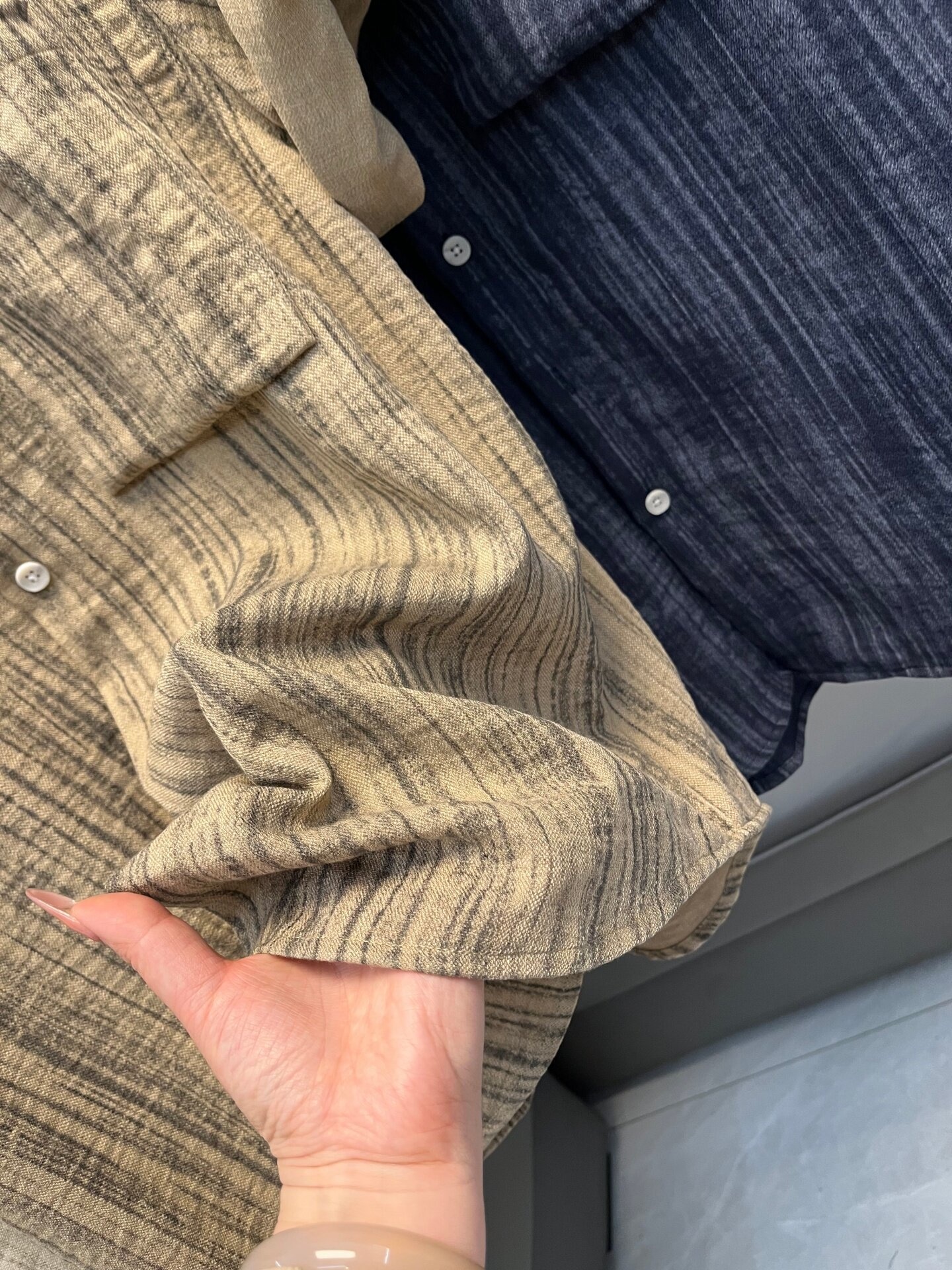 Camicia da uomo a maniche corte a righe, vestibilità casual.