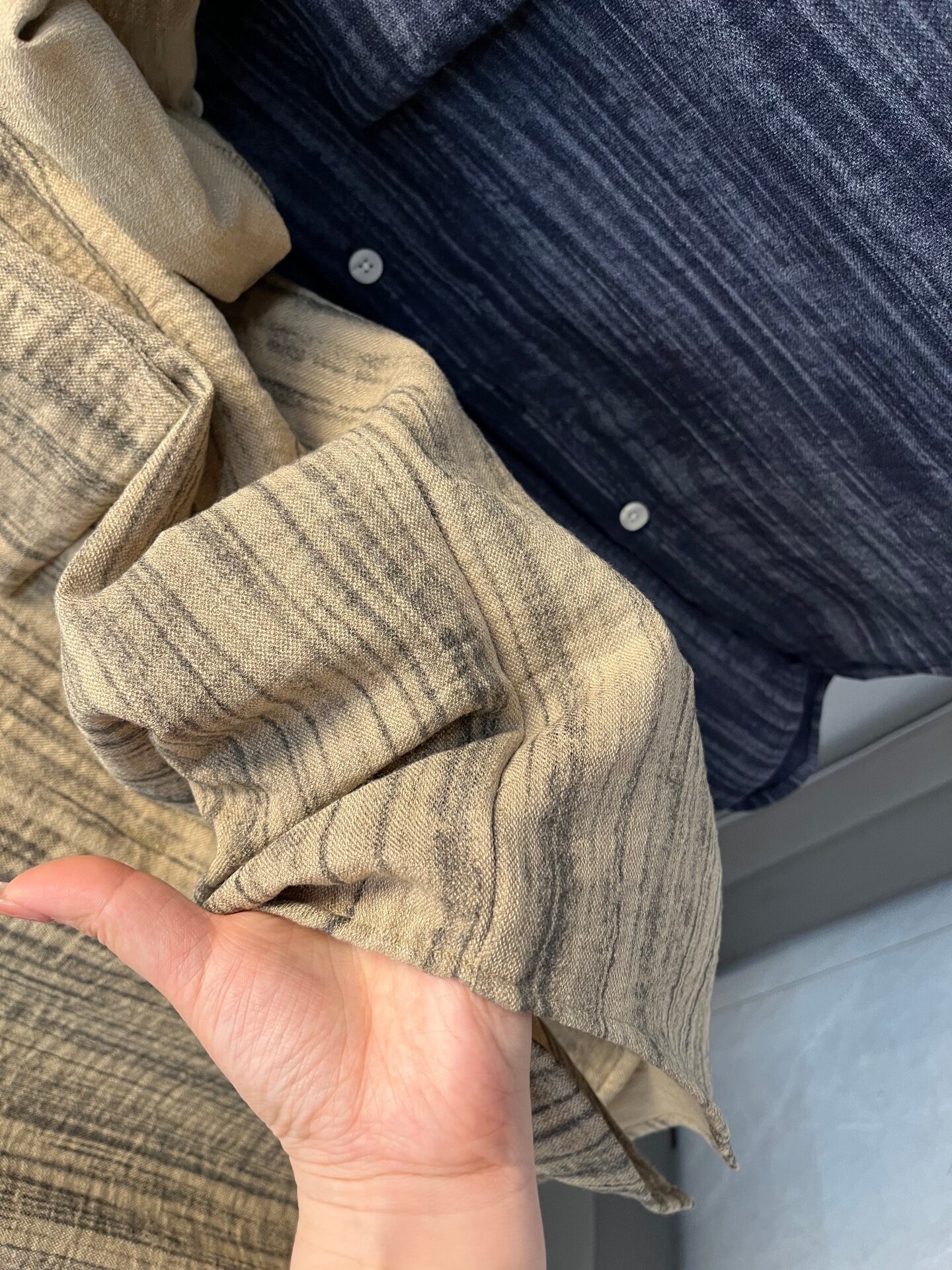Camicia da uomo a maniche corte a righe, vestibilità casual.
