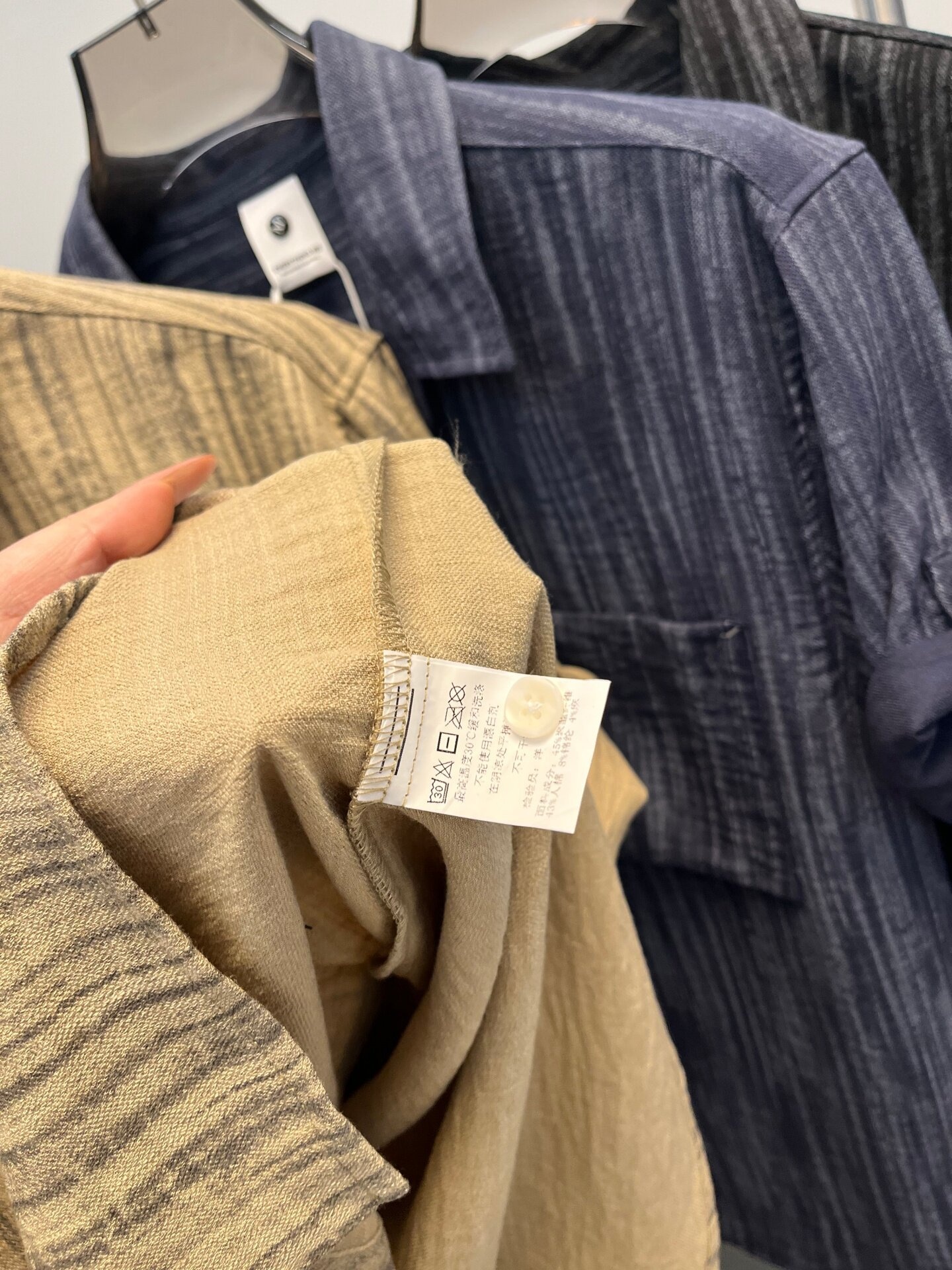 Camicia da uomo a maniche corte a righe, vestibilità casual.