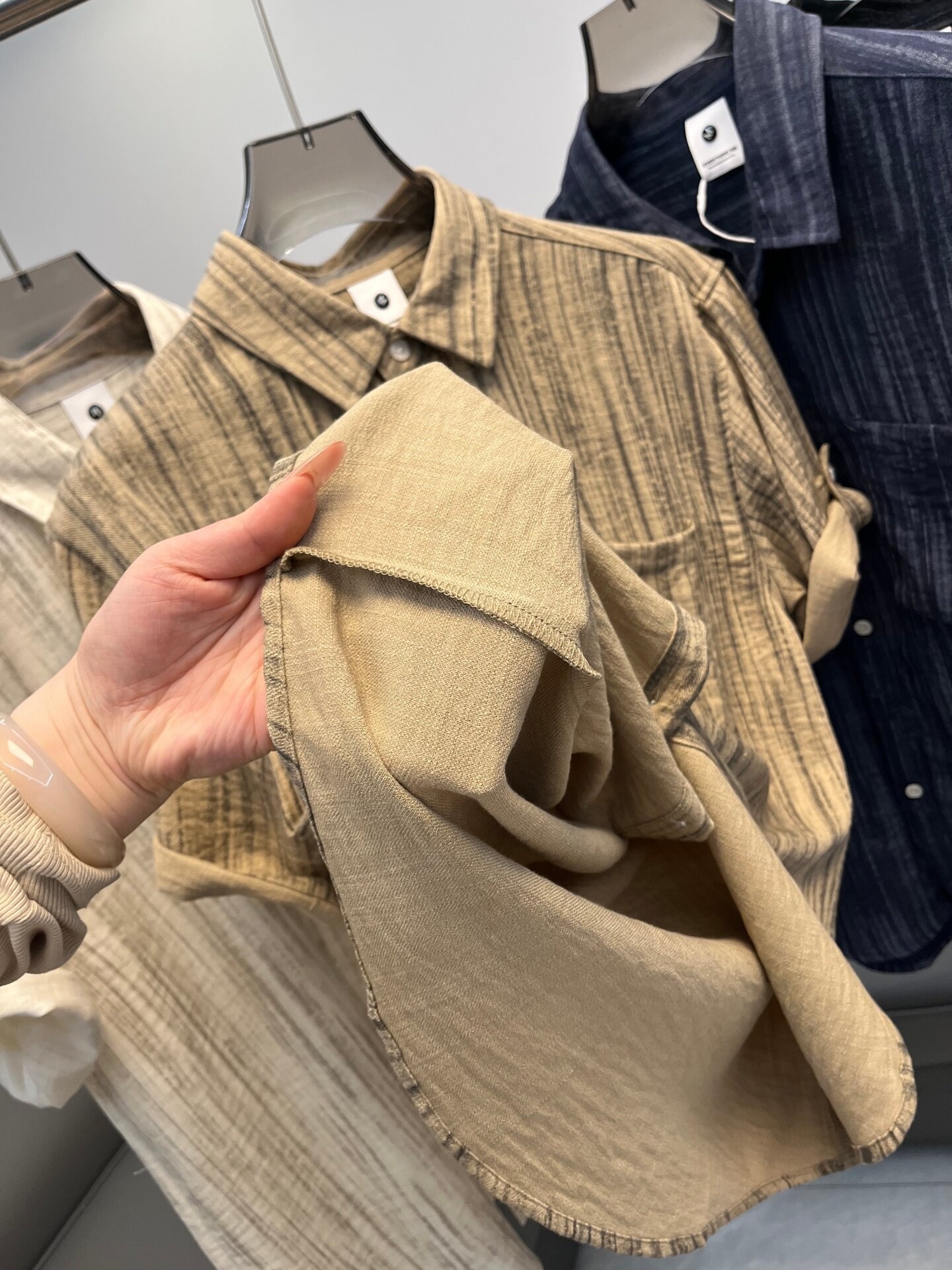 Camicia da uomo a maniche corte a righe, vestibilità casual.
