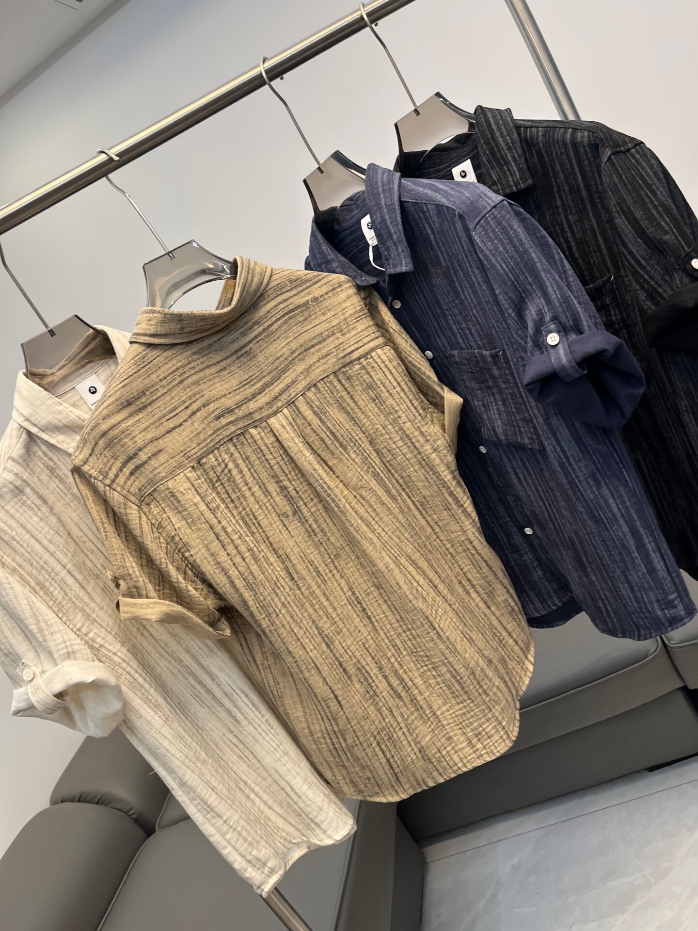 Camicia da uomo a maniche corte a righe, vestibilità casual.