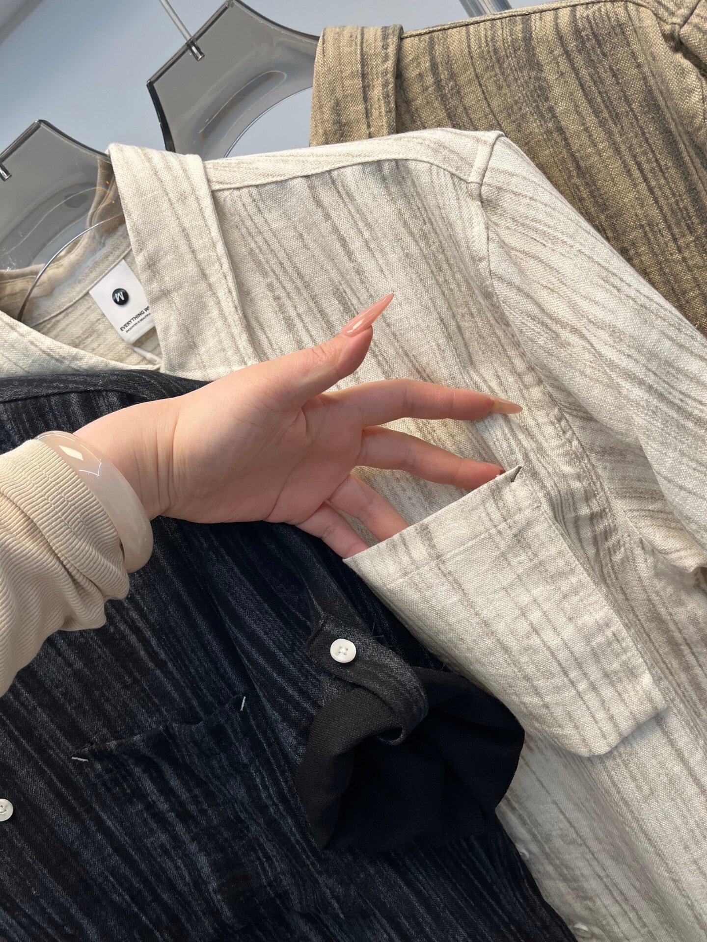 Camicia da uomo a maniche corte a righe, vestibilità casual.