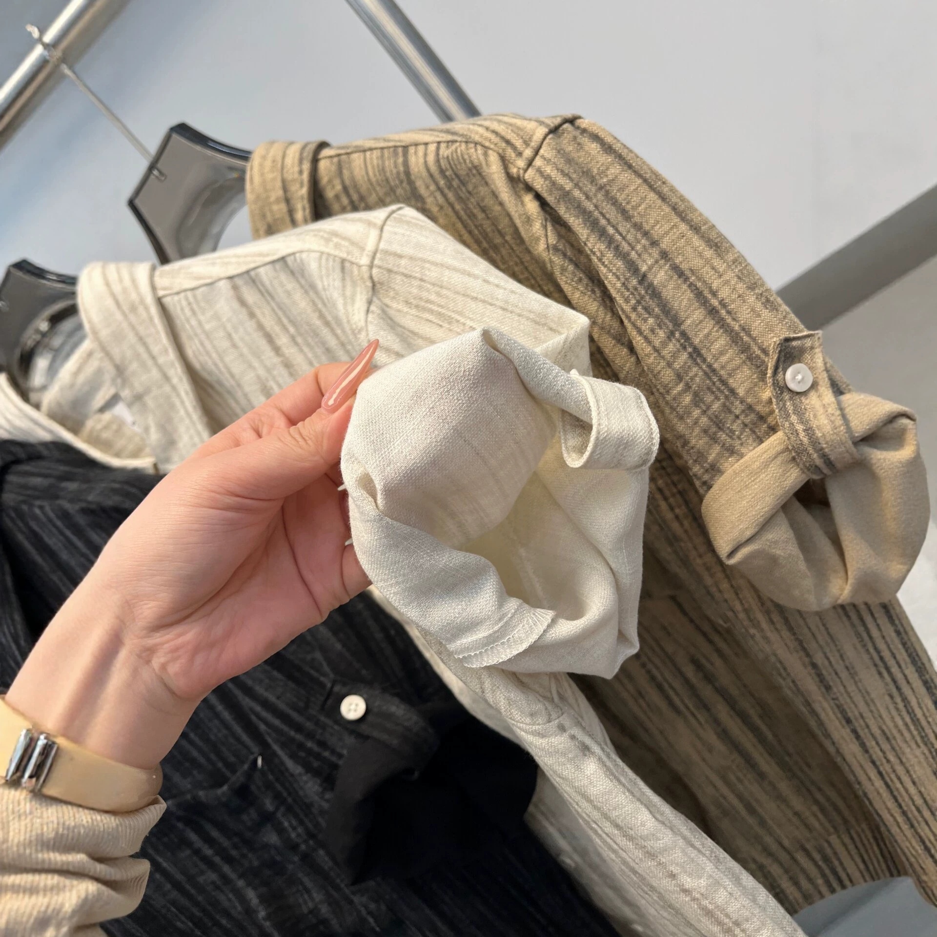 Camicia da uomo a maniche corte a righe, vestibilità casual.
