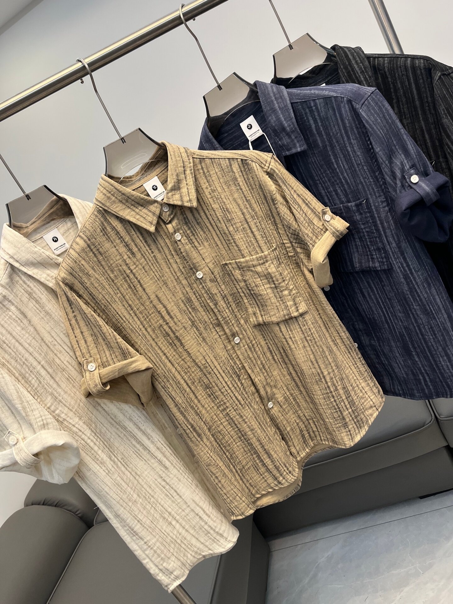 Camicia da uomo a maniche corte a righe, vestibilità casual.