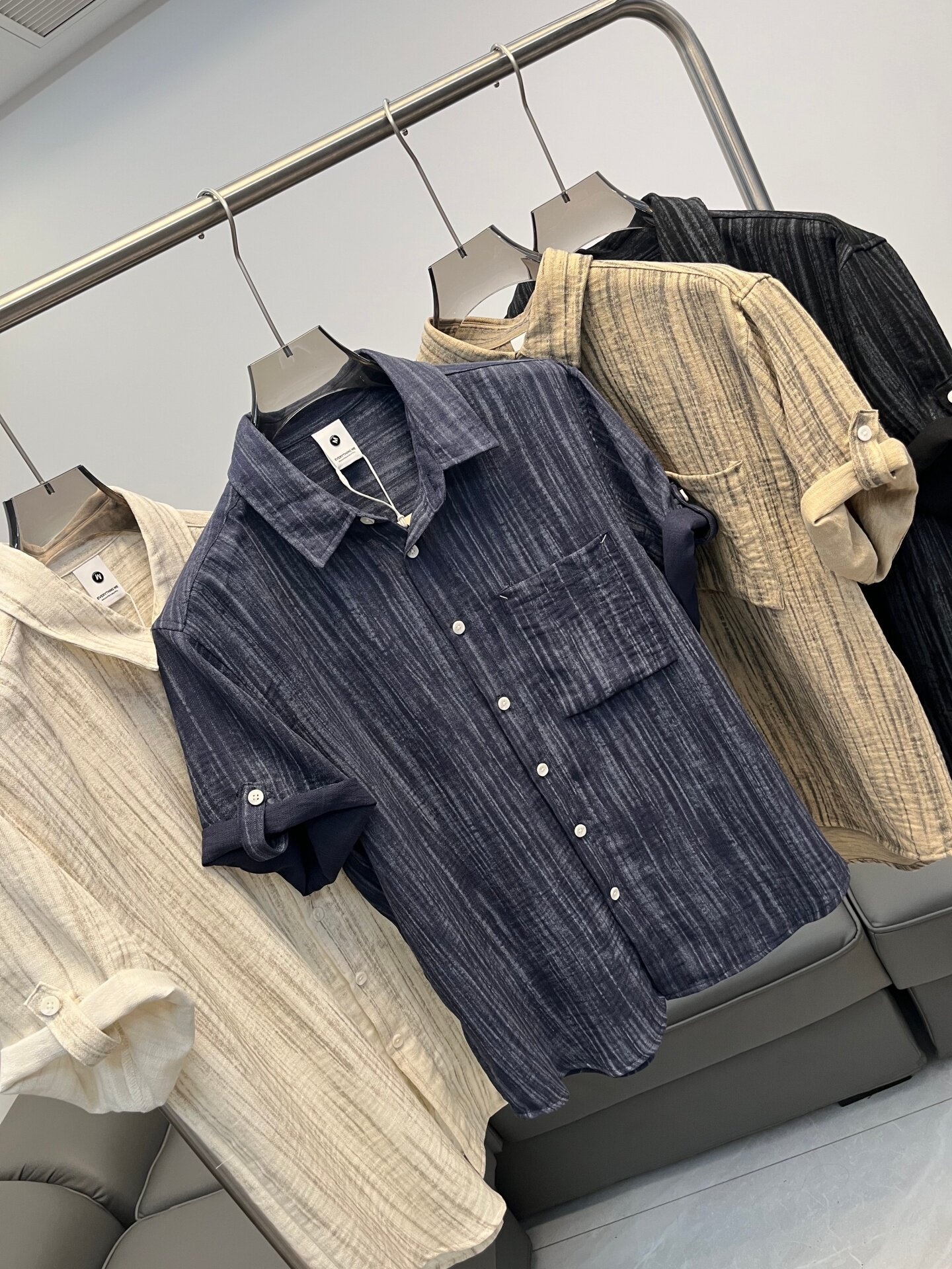 Camicia da uomo a maniche corte a righe, vestibilità casual.