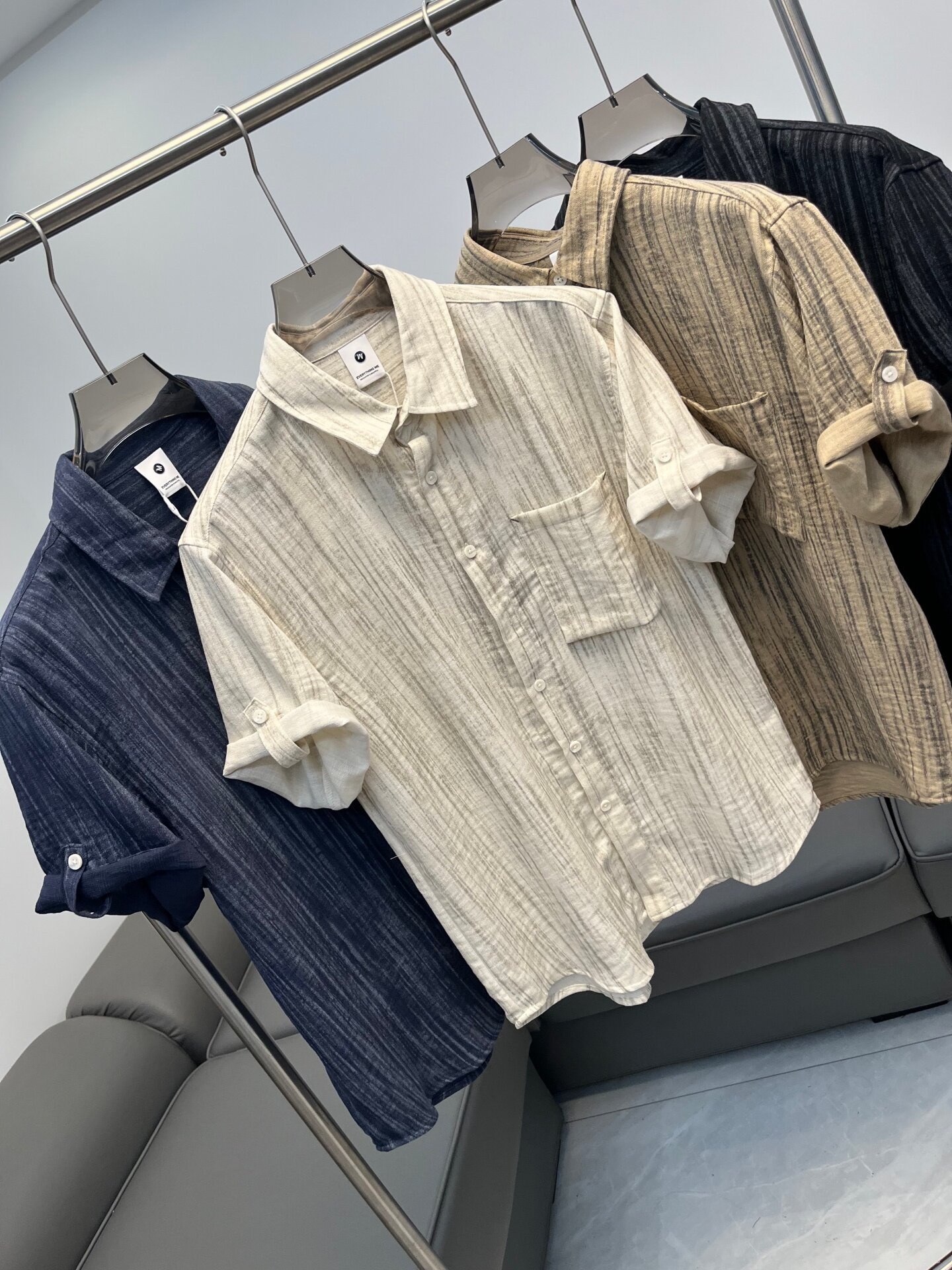 Camicia da uomo a maniche corte a righe, vestibilità casual.