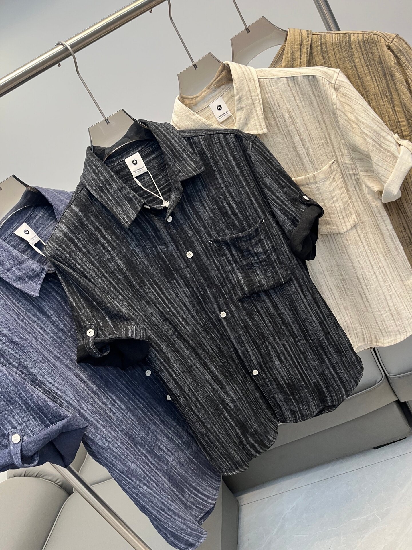 Camicia da uomo a maniche corte a righe, vestibilità casual.