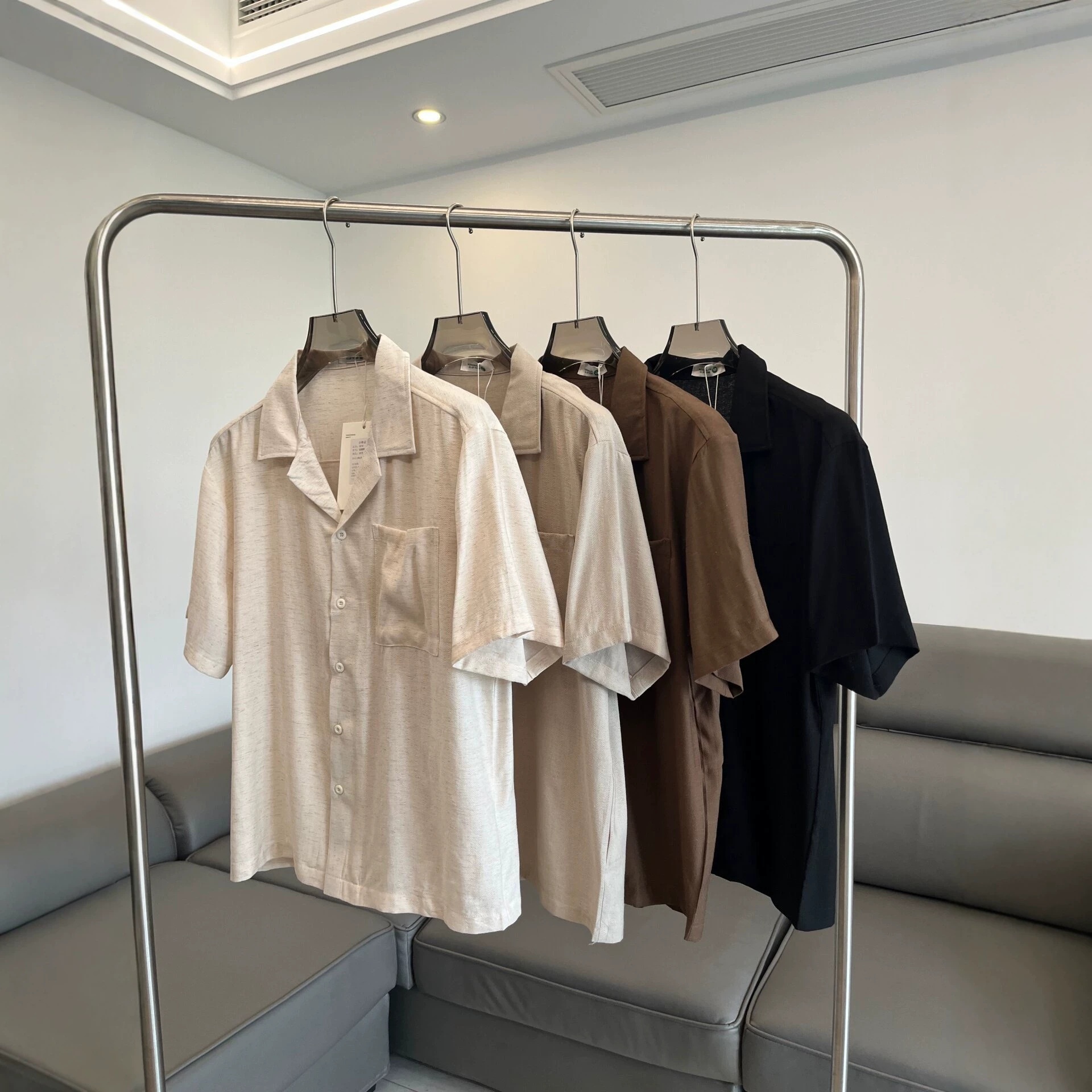Camicia da uomo a maniche corte con colletto a campana testurizzato in misto rayon/lino
