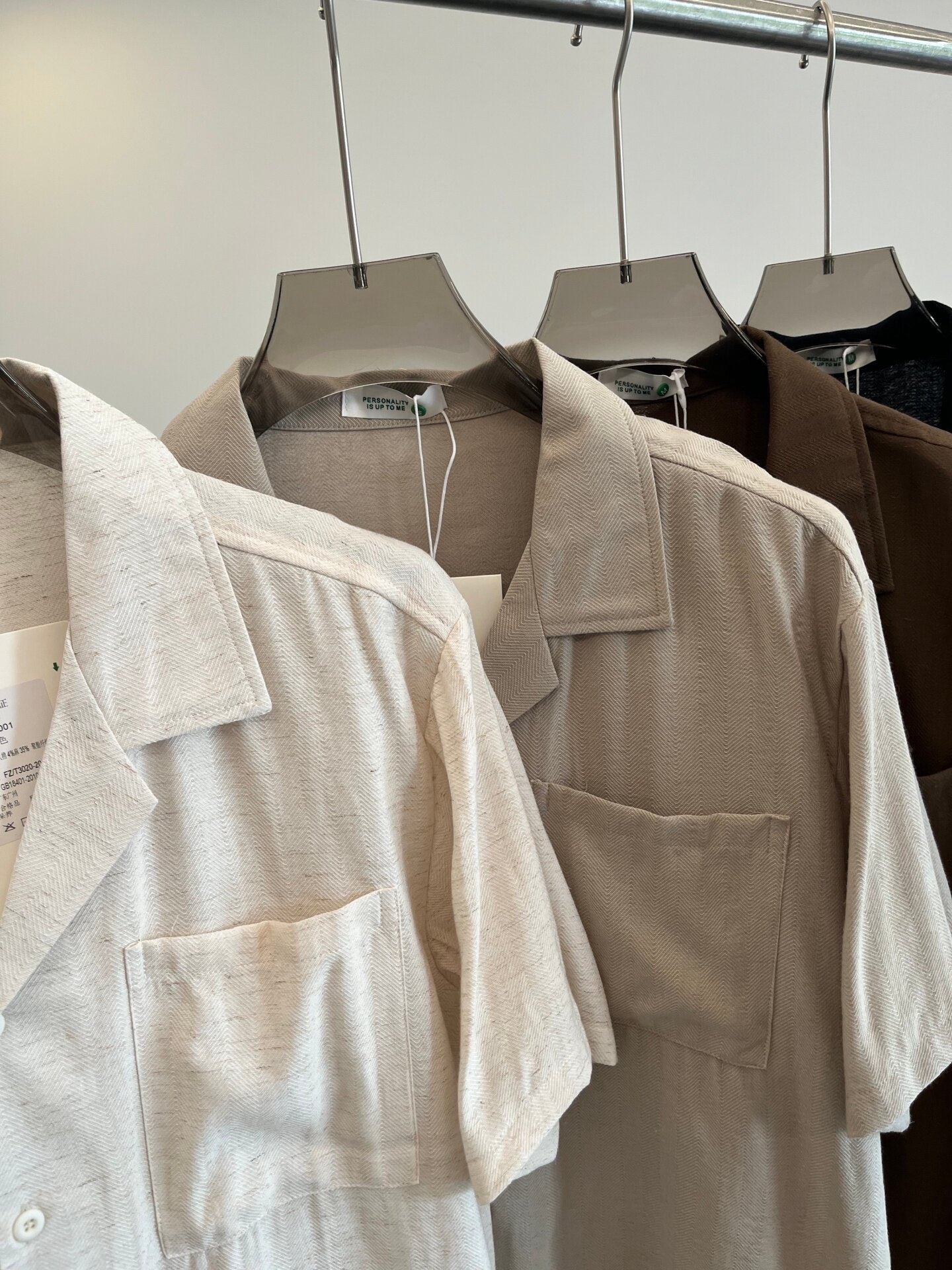 Camicia da uomo a maniche corte con colletto a campana testurizzato in misto rayon/lino
