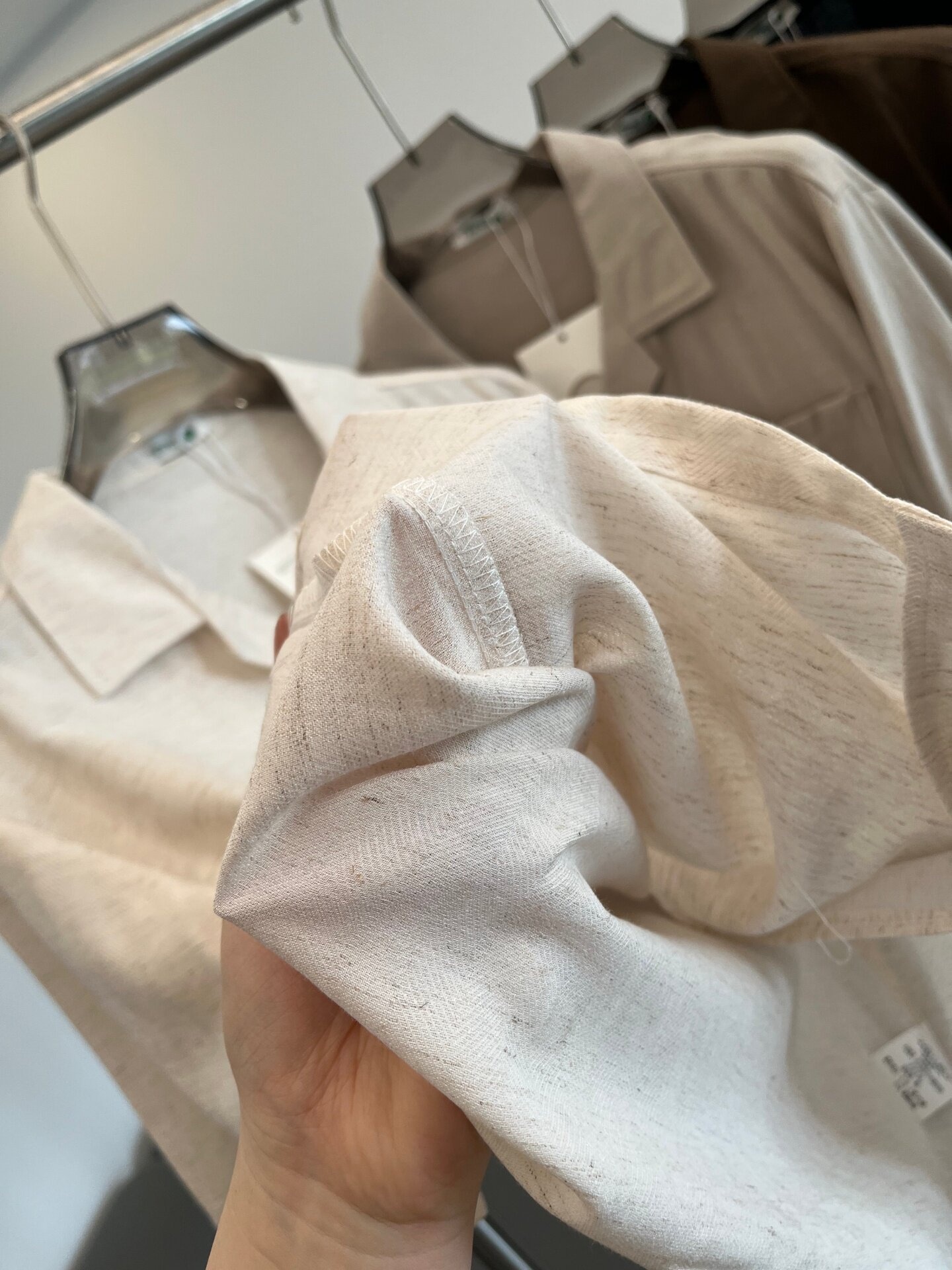 Camicia da uomo a maniche corte con colletto a campana testurizzato in misto rayon/lino
