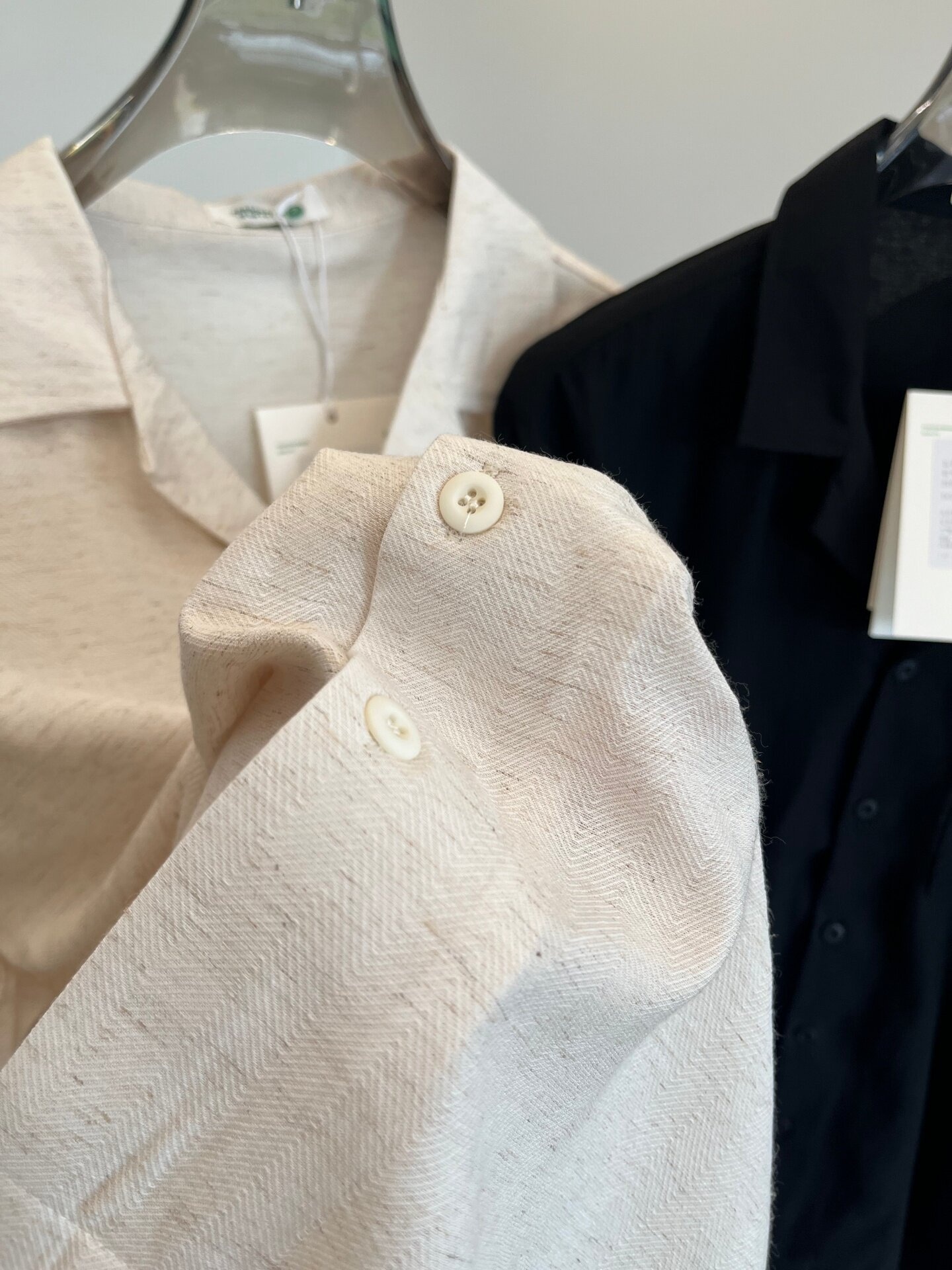 Camicia da uomo a maniche corte con colletto a campana testurizzato in misto rayon/lino