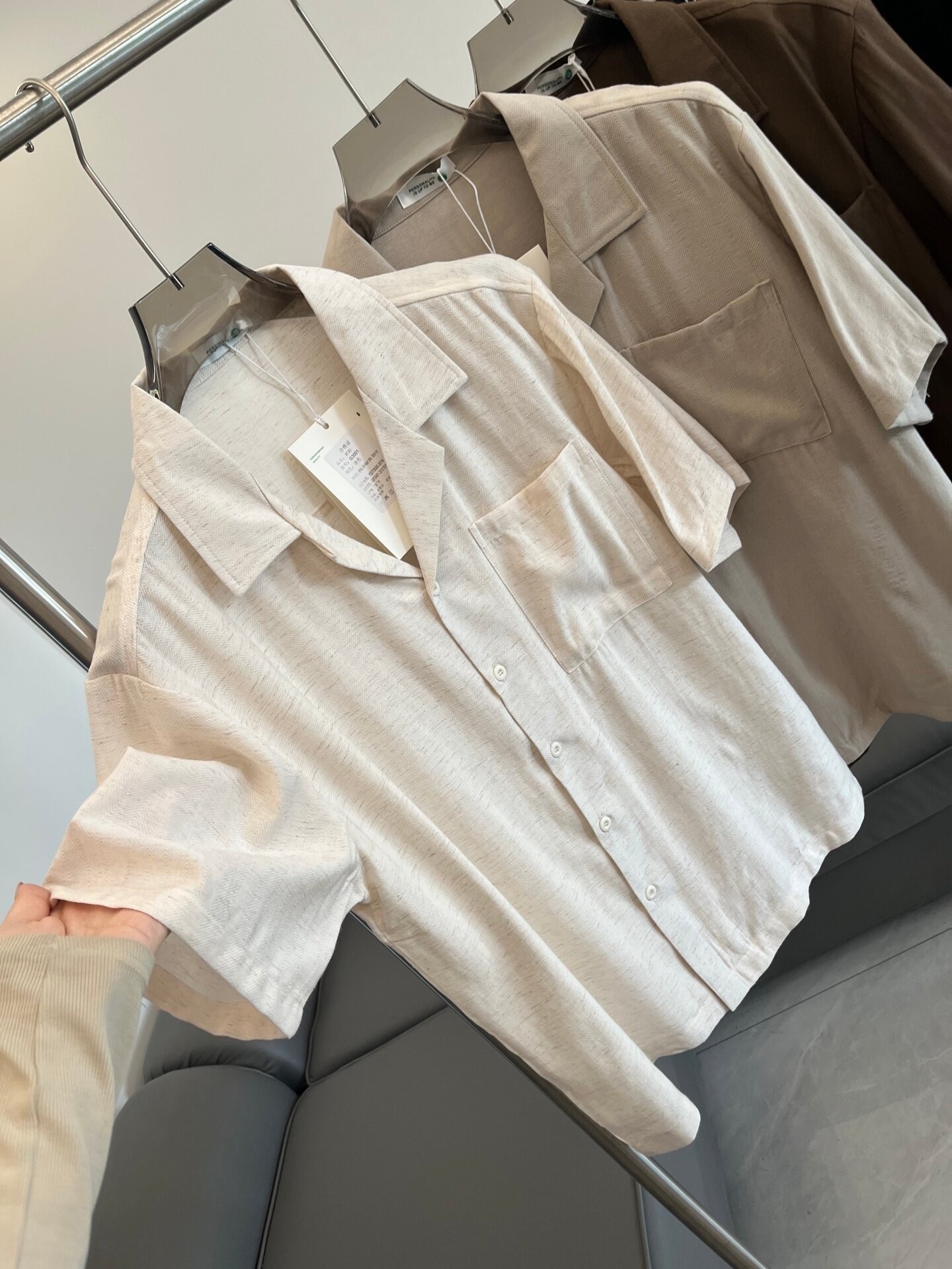 Camicia da uomo a maniche corte con colletto a campana testurizzato in misto rayon/lino