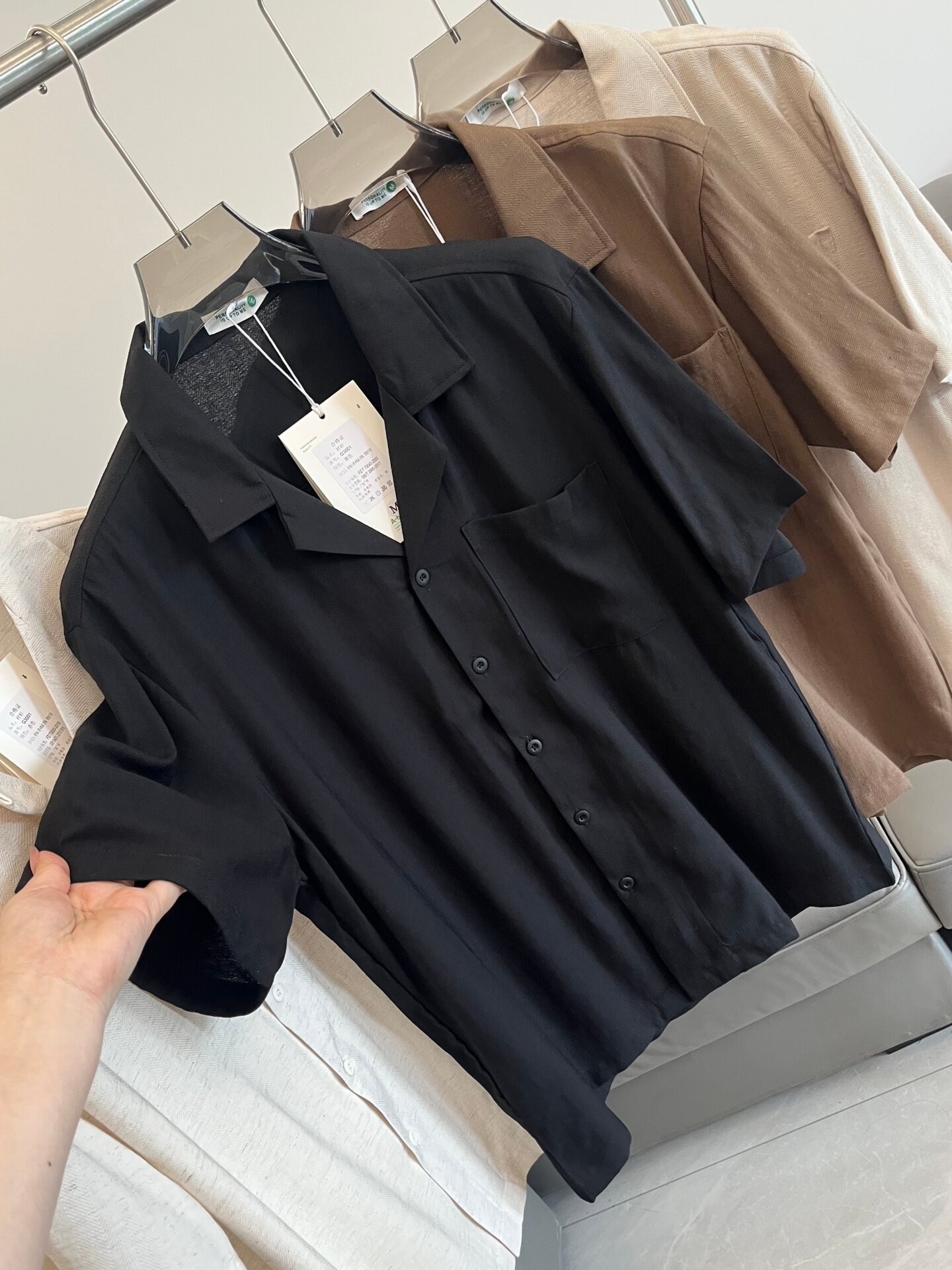 Camicia da uomo a maniche corte con colletto a campana testurizzato in misto rayon/lino