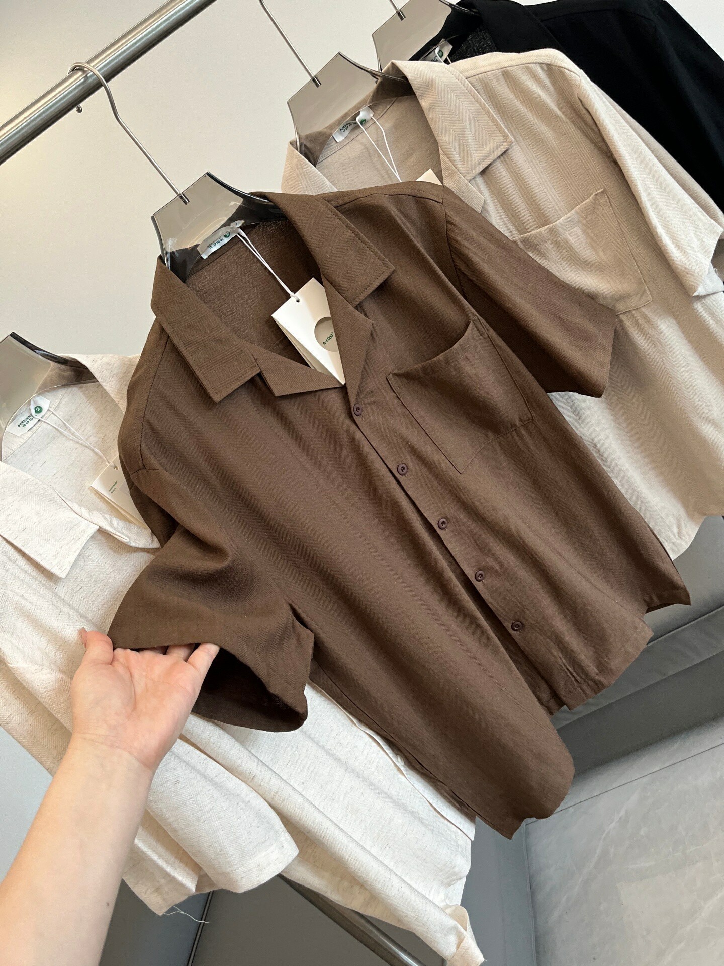 Camicia da uomo a maniche corte con colletto a campana testurizzato in misto rayon/lino
