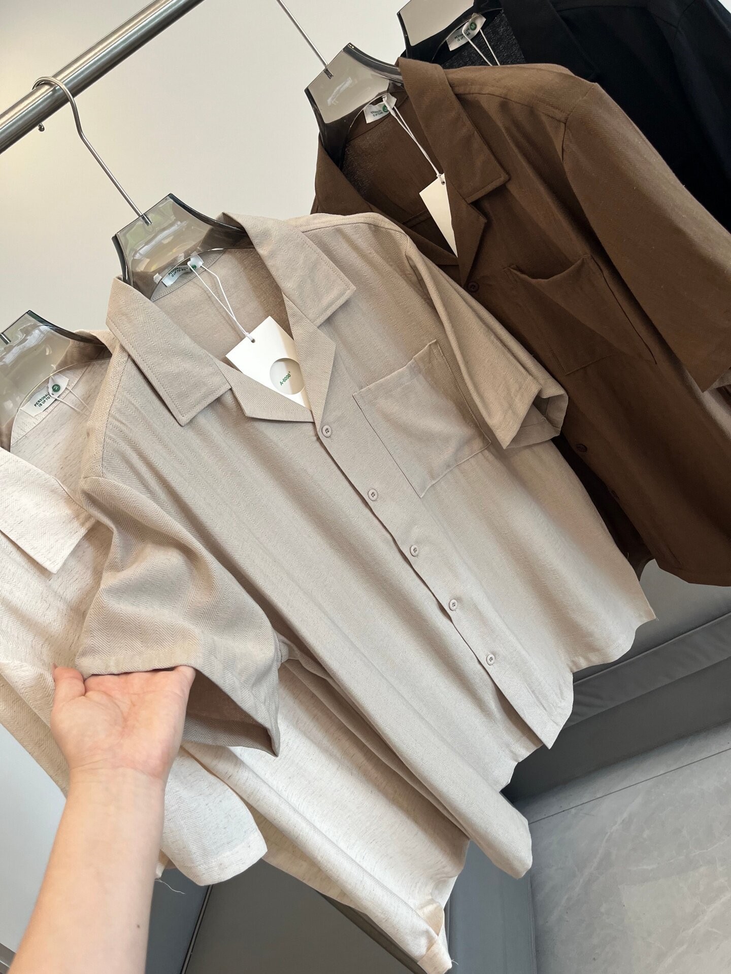 Camicia da uomo a maniche corte con colletto a campana testurizzato in misto rayon/lino