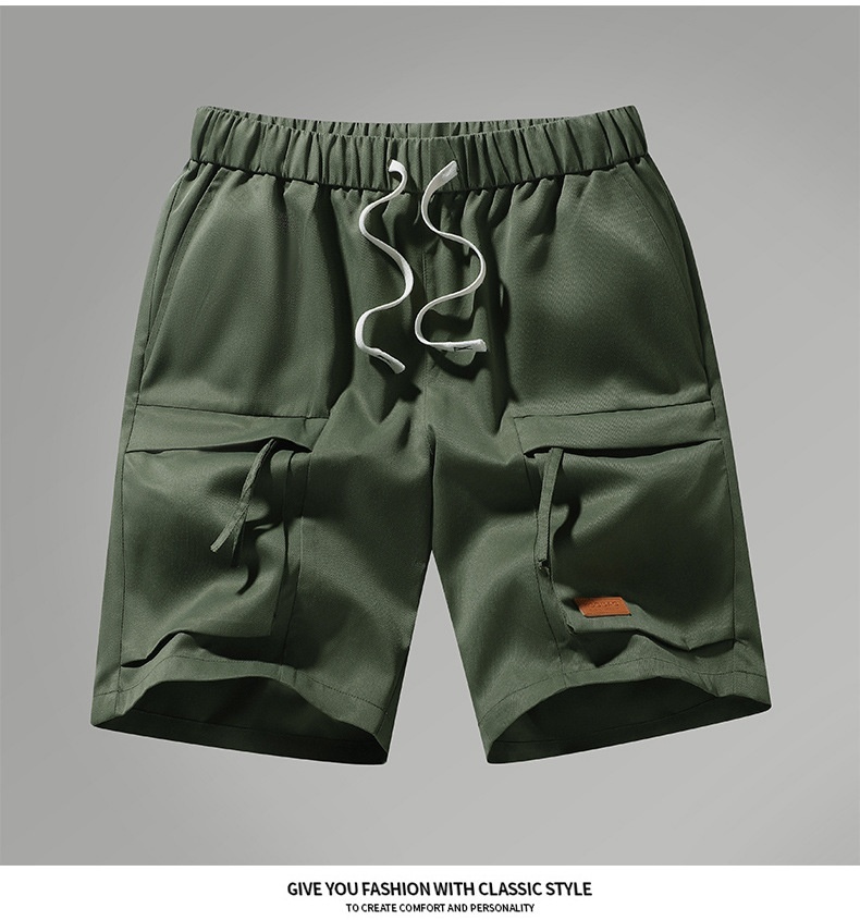 Pantalones cortos cargo informales para hombre con cordón ajustable y bolsillos.