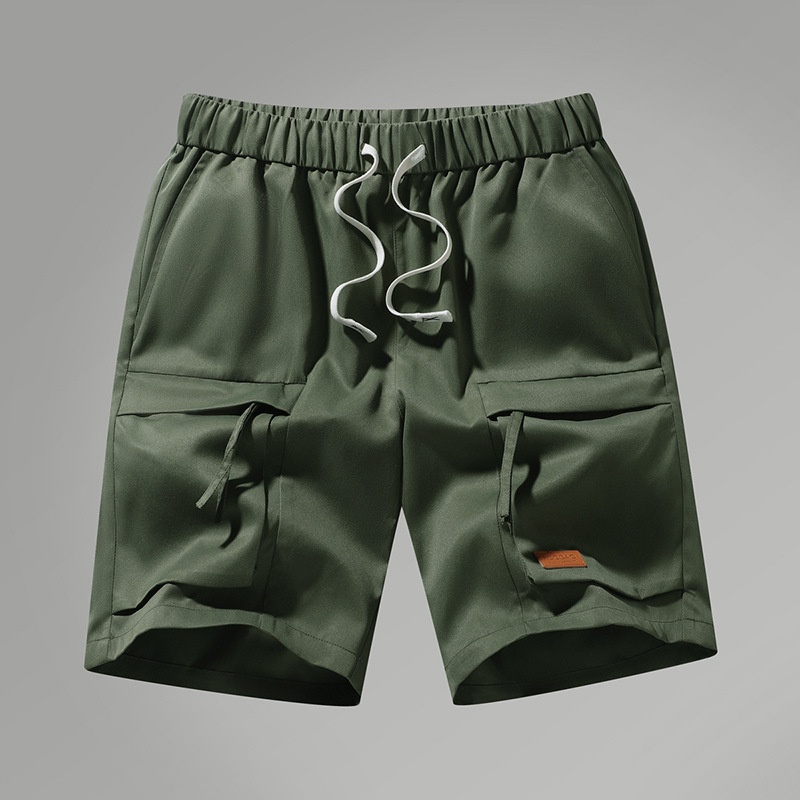 Pantalones cortos cargo informales para hombre con cordón ajustable y bolsillos.