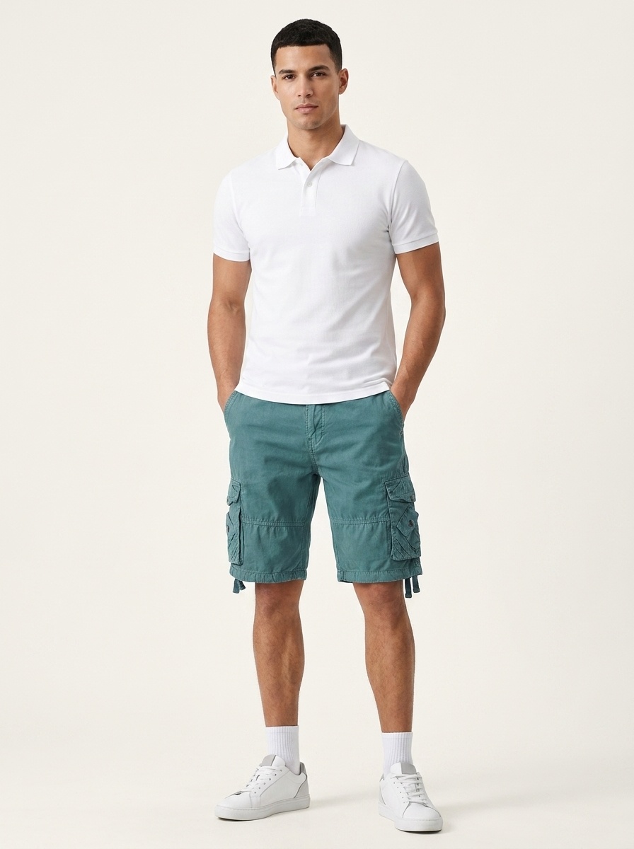 Pantalones cortos cargo casuales para hombre con múltiples bolsillos, ideales para actividades al aire libre.