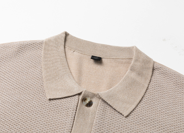 Cárdigan tipo polo de manga corta para hombre, color beige, de punto texturizado.