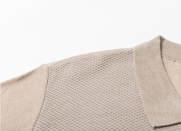 Cárdigan tipo polo de manga corta para hombre, color beige, de punto texturizado.