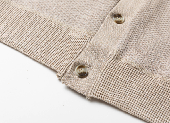 Cárdigan tipo polo de manga corta para hombre, color beige, de punto texturizado.