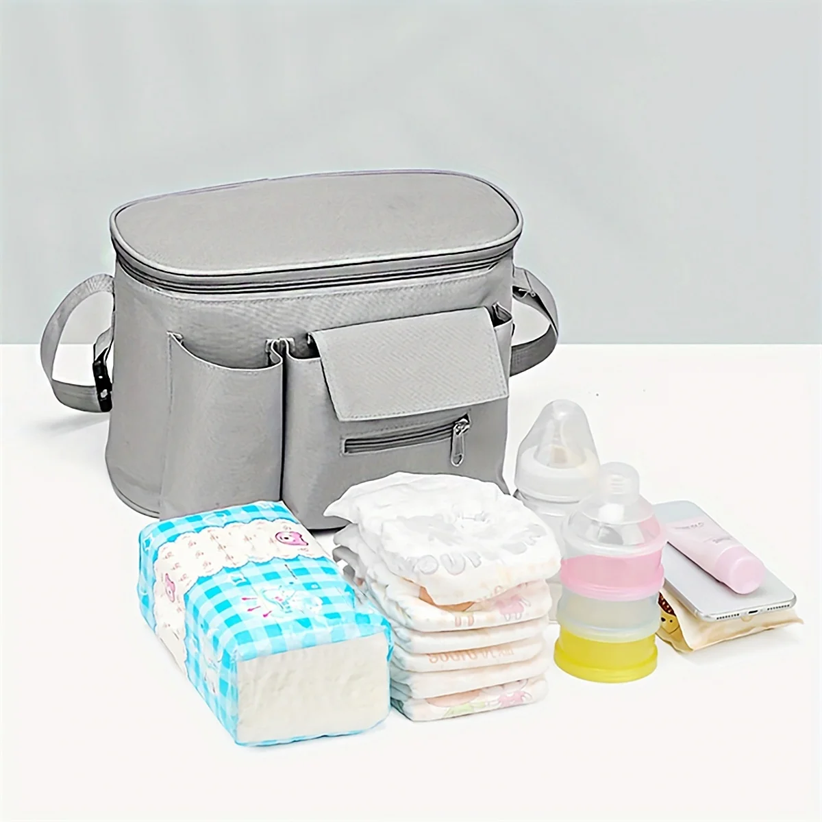Borsa organizer universale per passeggino con tracolla removibile, portabicchieri termici e numerose tasche per riporre gli accessori essenziali del bambino.