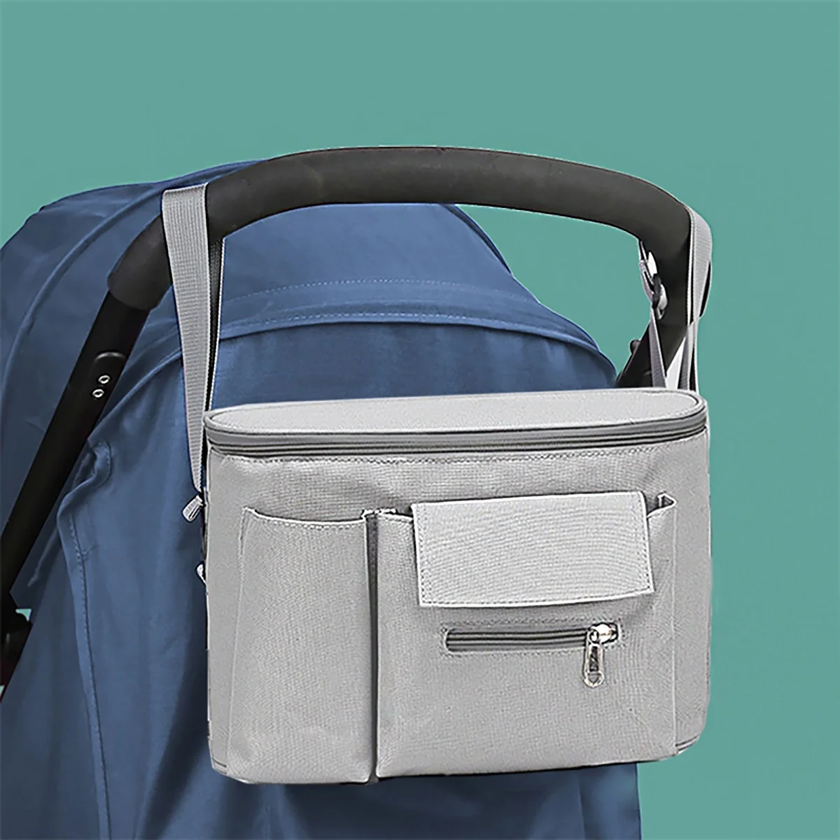 Borsa organizer universale per passeggino con tracolla removibile, portabicchieri termici e numerose tasche per riporre gli accessori essenziali del bambino.
