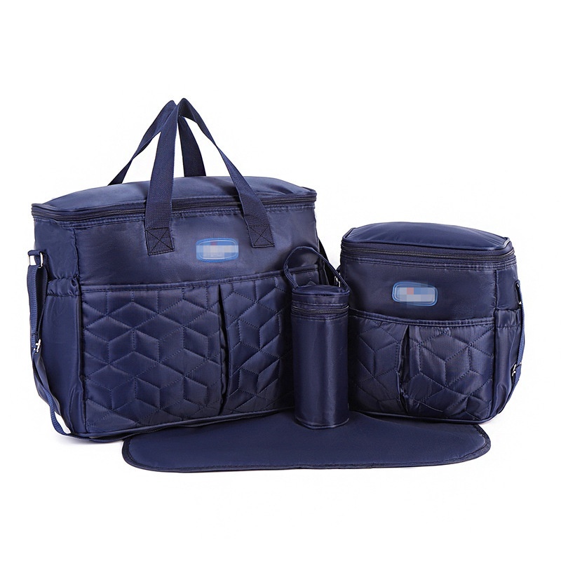 Set borsa fasciatoio trapuntata, borsa da viaggio multi-scomparto con fasciatoio coordinato, portabiberon e astuccio per accessori.