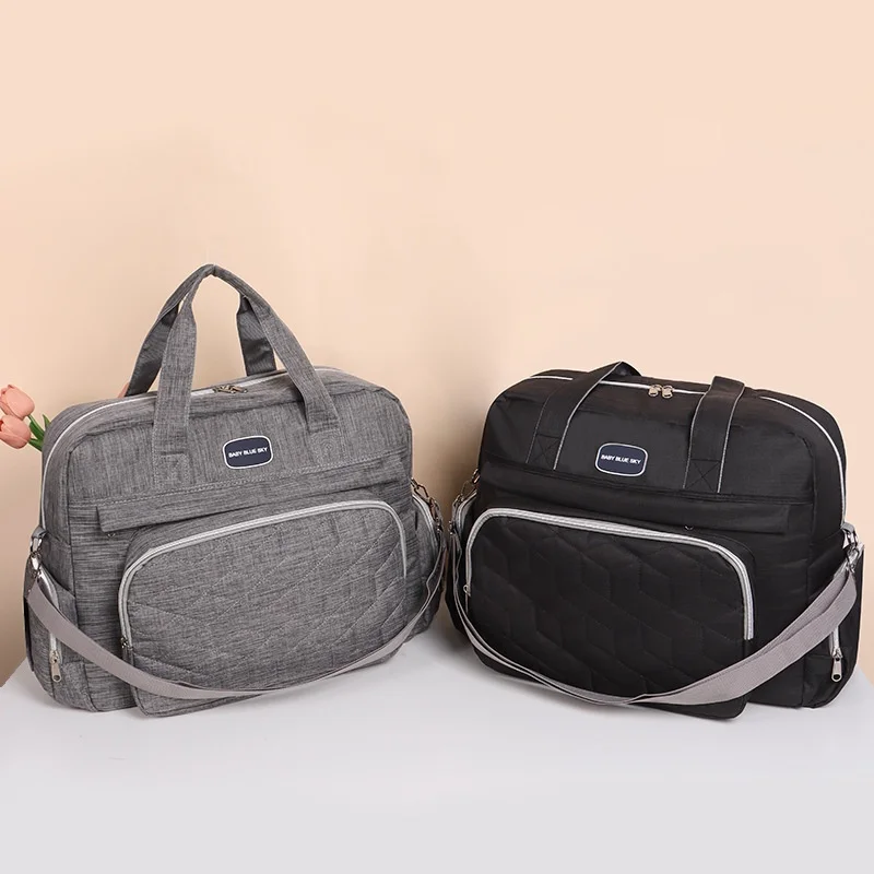 Borsa fasciatoio trapuntata multi-scomparto, impermeabile, ideale per i viaggi, con fasciatoio imbottito e tasche termiche.