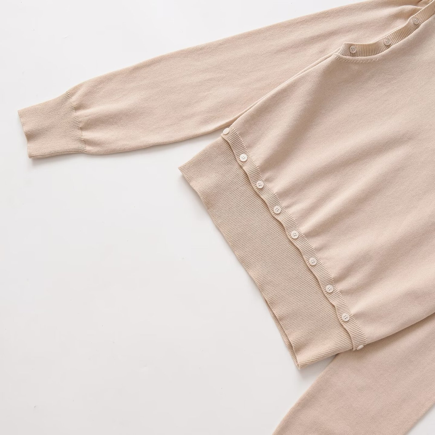 Top de punto con escote en V desmontable y manga larga con botones decorativos KUN-00112