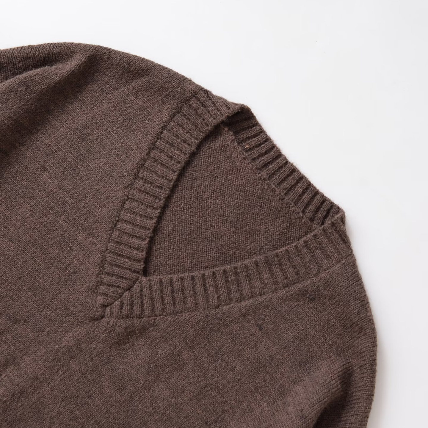 Suéter de punto con cuello en V - Suave y elegante KUN-00114