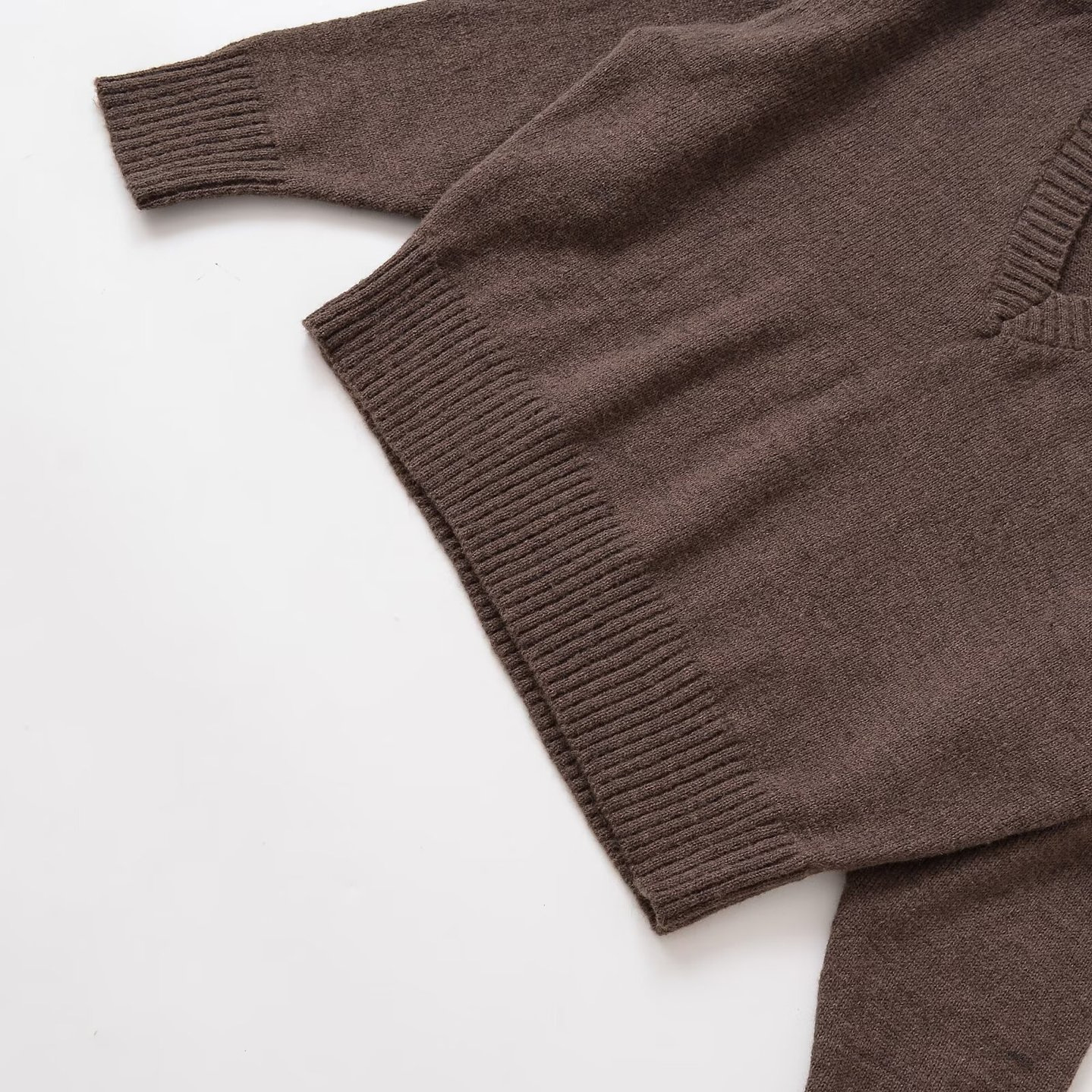 Suéter de punto con cuello en V - Suave y elegante KUN-00114