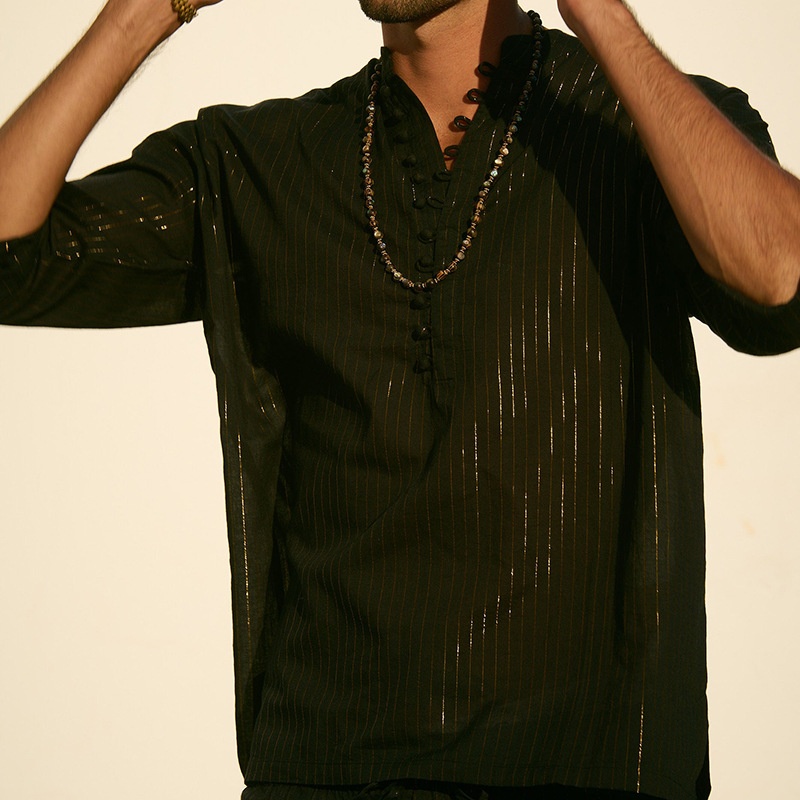 Herenset bestaande uit een ademend katoenen shirt met korte mouwen en een wijde broek (tweedelig).