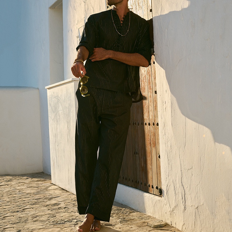 Herenset bestaande uit een ademend katoenen shirt met korte mouwen en een wijde broek (tweedelig).