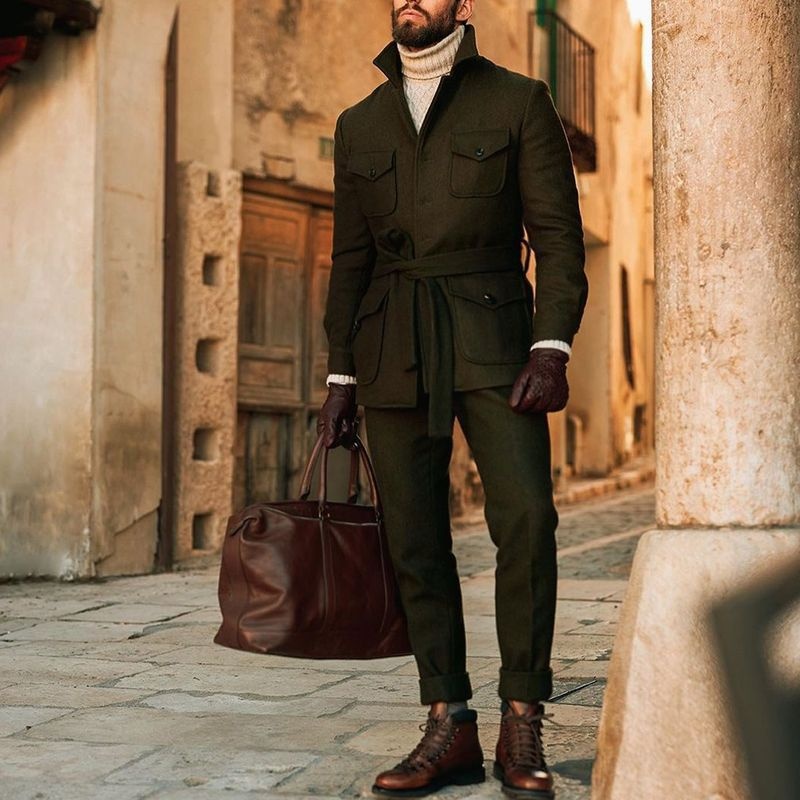 Heren trenchcoat van wolmix met opstaande kraag, enkele rij knopen en middellange lengte, geschikt voor casual winterkleding.