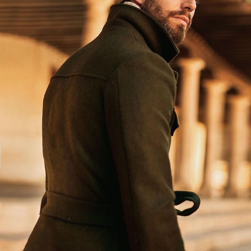 Heren trenchcoat van wolmix met opstaande kraag, enkele rij knopen en middellange lengte, geschikt voor casual winterkleding.