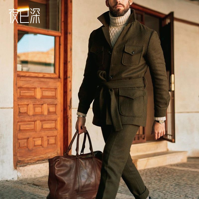 Heren trenchcoat van wolmix met opstaande kraag, enkele rij knopen en middellange lengte, geschikt voor casual winterkleding.