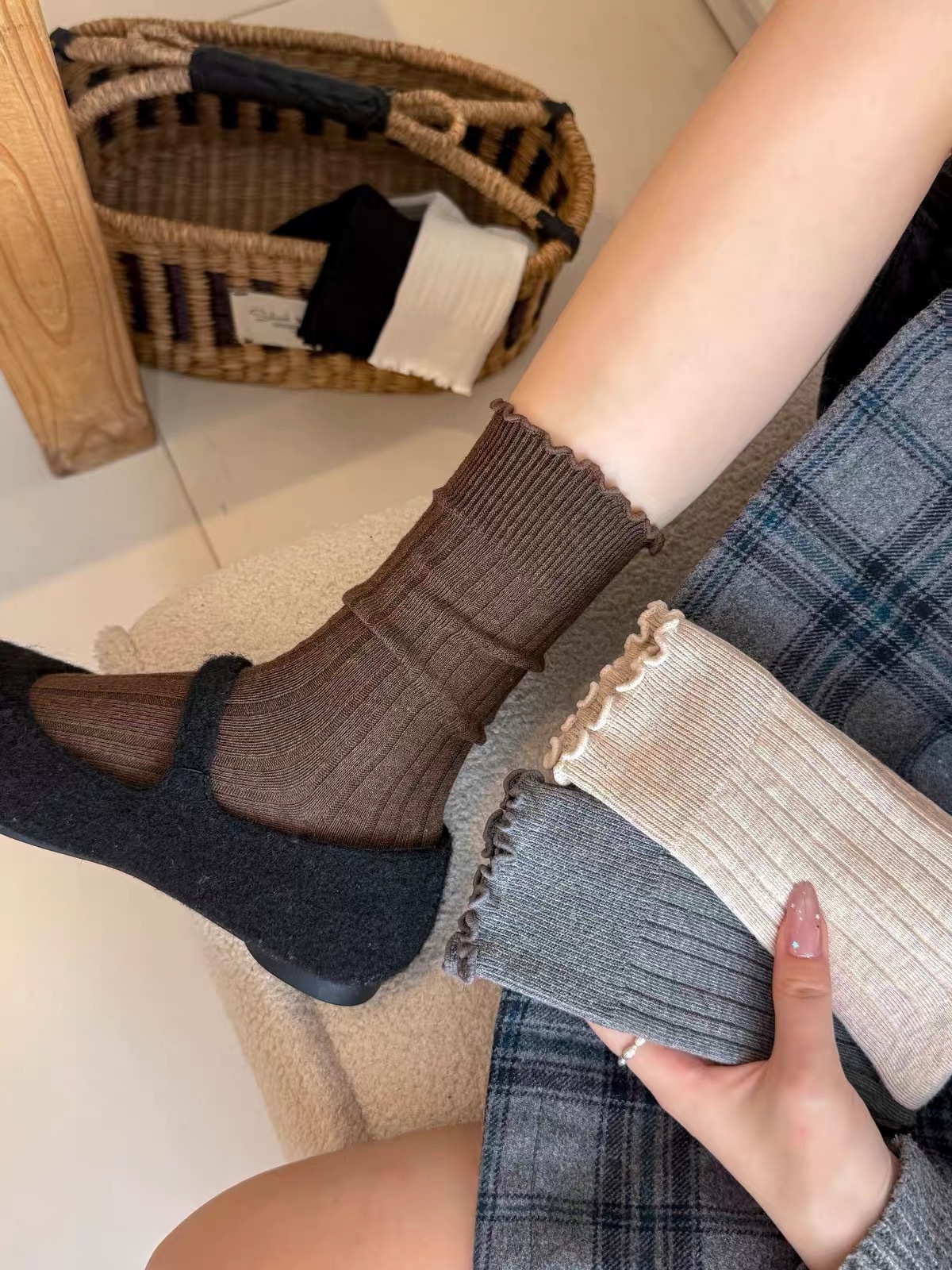 Women's Ruffle Lettuce Edge Ribbed Crew Socks