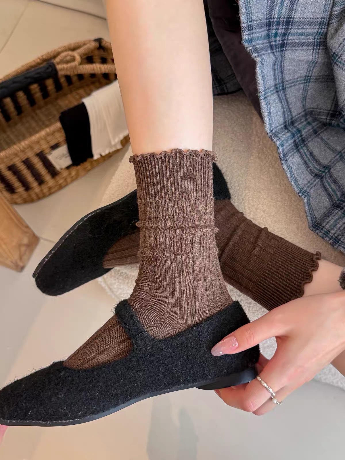 Women's Ruffle Lettuce Edge Ribbed Crew Socks