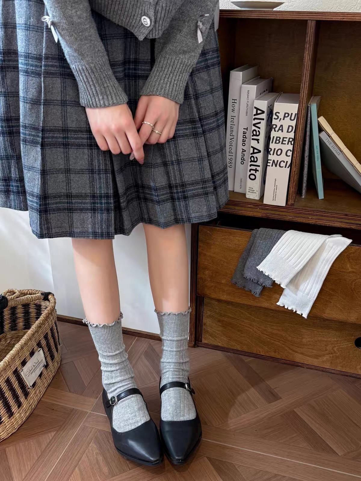 Women's Ruffle Lettuce Edge Ribbed Crew Socks