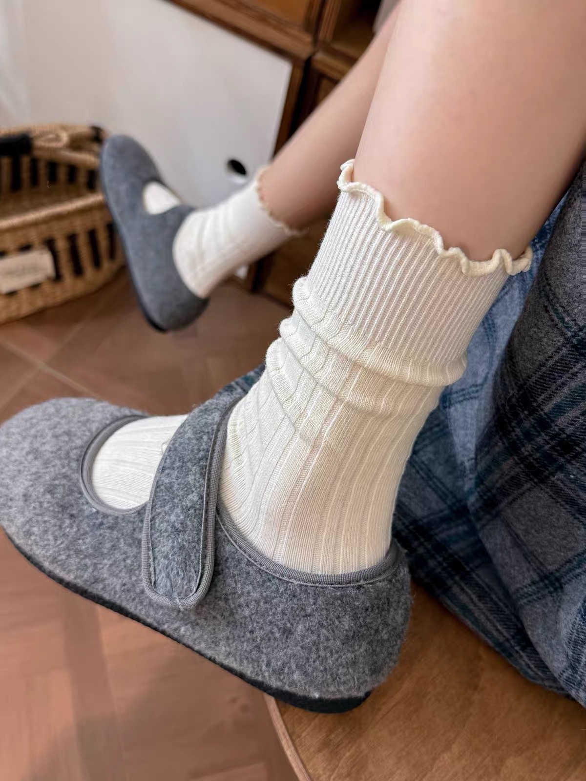 Women's Ruffle Lettuce Edge Ribbed Crew Socks