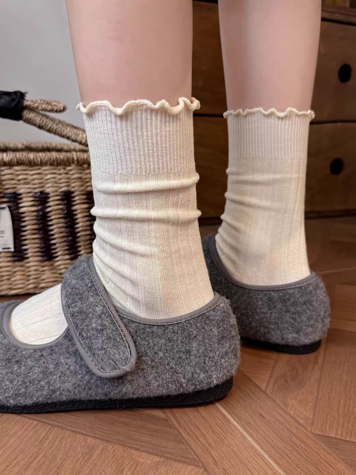 Women's Ruffle Lettuce Edge Ribbed Crew Socks