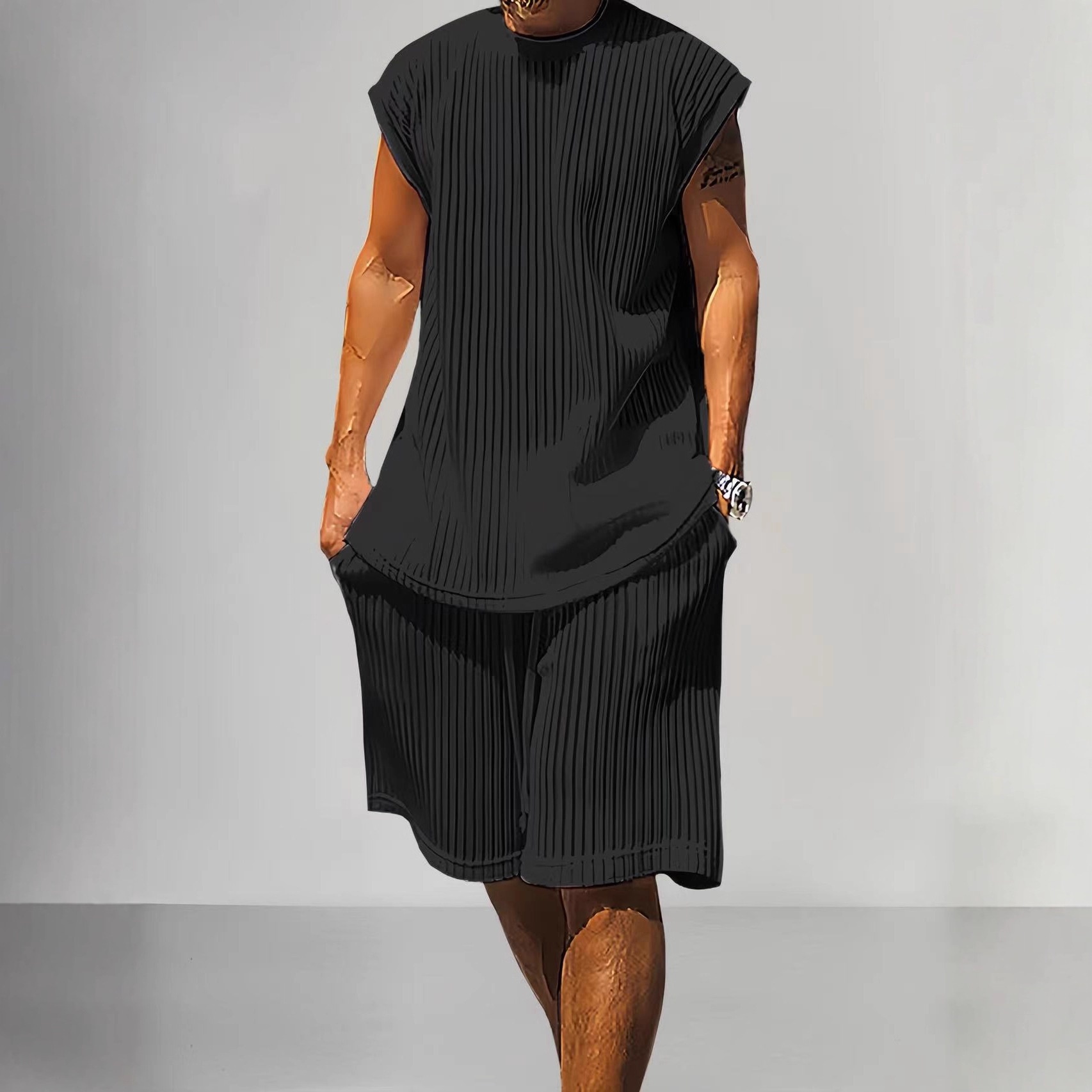 Gebreide, loszittende, casual zomerset voor heren met mouwloos vest en korte broek.