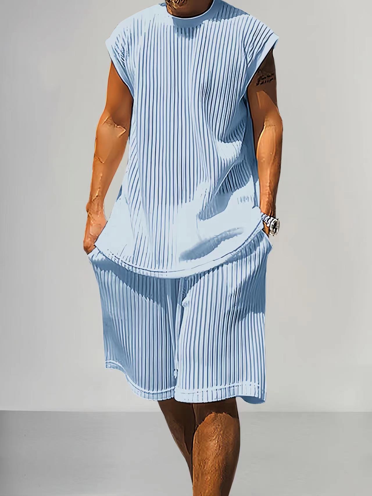 Gebreide, loszittende, casual zomerset voor heren met mouwloos vest en korte broek.