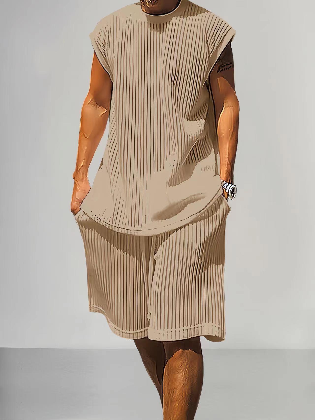 Gebreide, loszittende, casual zomerset voor heren met mouwloos vest en korte broek.